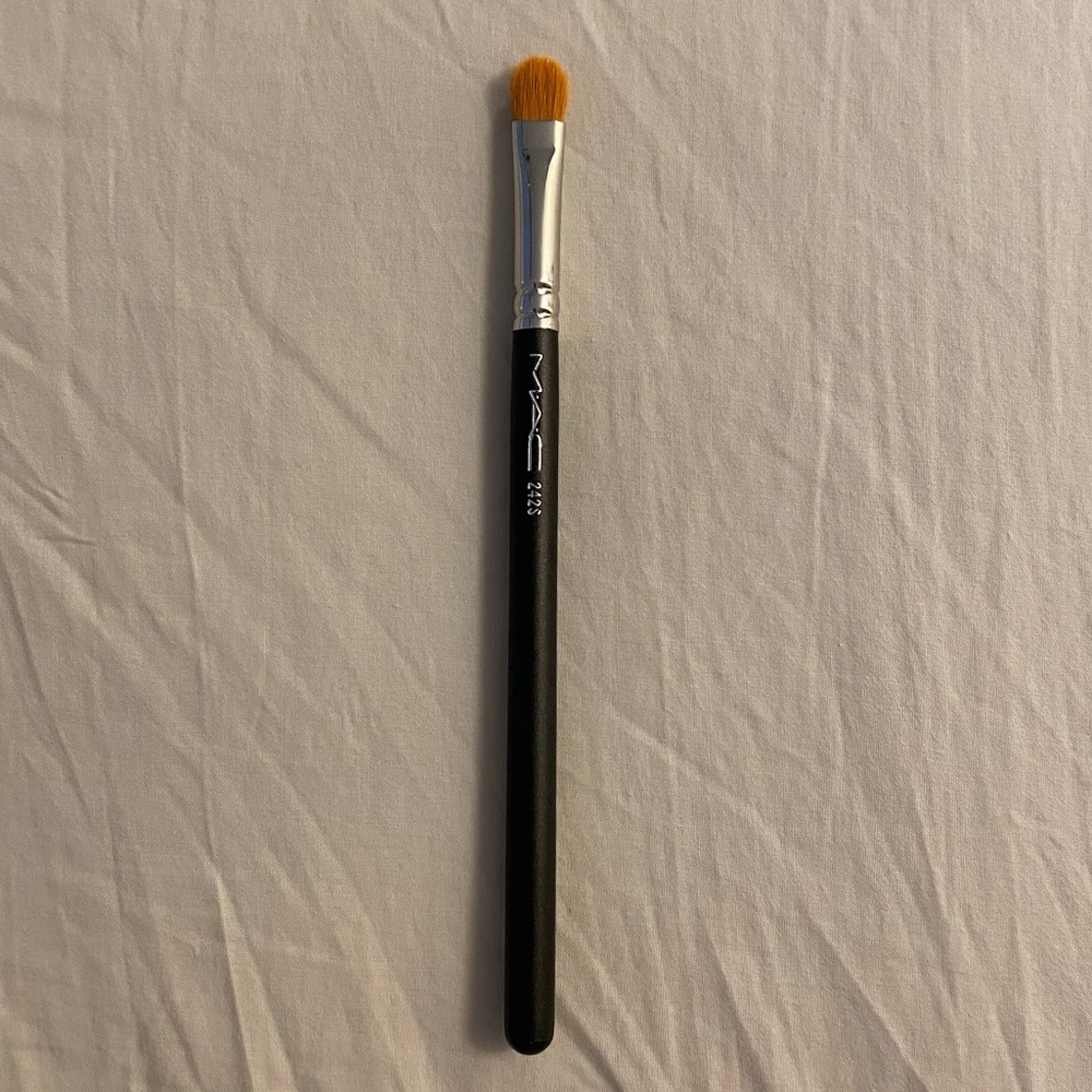 MAC COSMETICS #242 Synthetic Shader Brush